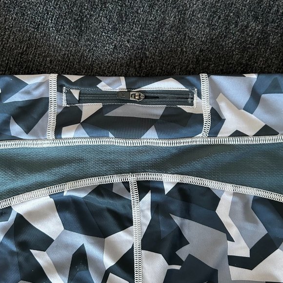 Under Armour Large Heatgear compression Geometric print capri workout leggings - Picture 3 of 6